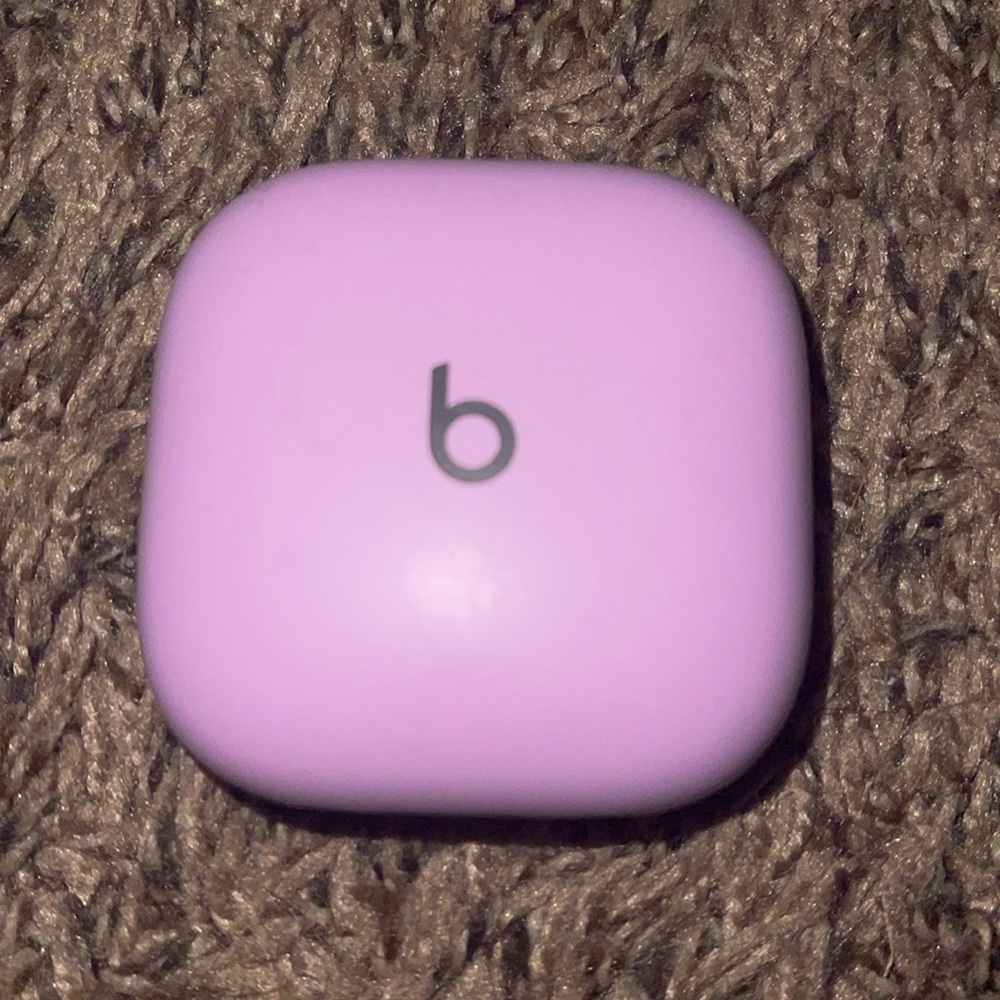 Beats fit Pros. They are in perfect condition and are noise cancellation.